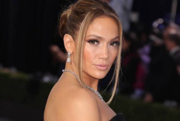 Jennifer López causó revuelo y polémica tras desnudarse completamente para lanzar nueva canción