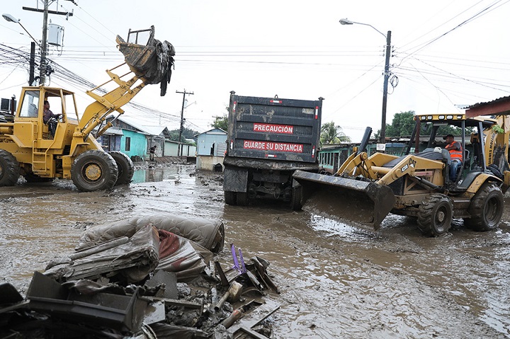Inician jornada de limpieza en colonia Planeta donde sus habitantes perdieron todo por las inundaciones