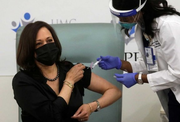 Kamala Harris recibe la vacuna anticovid, insta a sus compatriotas a confiar en la campaña de inoculación