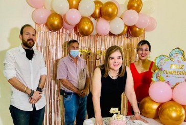 Festejo sorpresa en honor a la abogada María Antonia de Suazo con motivo de su cumpleaños
