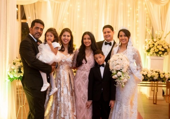 Keidy Gutierrez y Daniel Rivera con parte de la familia de la novia