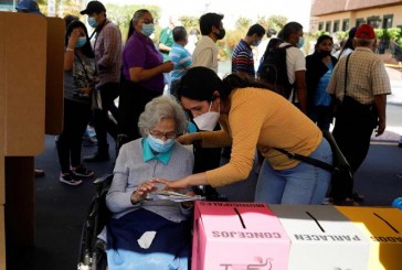 Salvadoreños votan en comicios que podrían dar más poder a Bukele que busca afianzarse con una mayoría legislativa