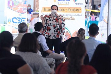 Gobierno entrega capital semilla y equipos a 100 migrantes retornados y 100 beneficiarias de Ciudad Mujer