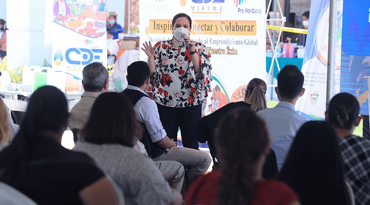 Gobierno entrega capital semilla y equipos a 100 migrantes retornados y 100 beneficiarias de Ciudad Mujer