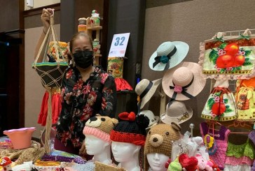 Emprendedores del Bazar del Sábado preparados con productos de la temporada