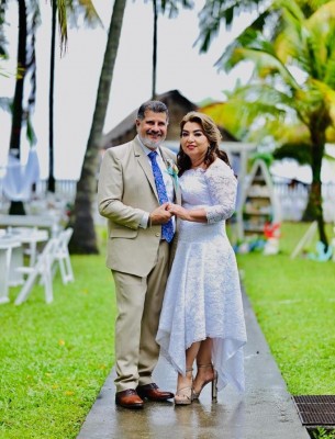 La boda civil de Nikol y Carlos Roberto… romanticismo y elegancia a la orilla de la playa