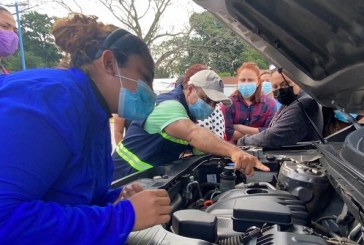 Ciudad Mujer certifica a 19 mujeres para trabajar de motoristas en los Taxi Rosa en San Pedro Sula