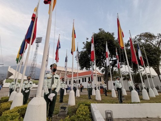 En el Día de las Américas: ceremonia de izamiento de Pabellones de países amigos en Plaza de las Banderas 