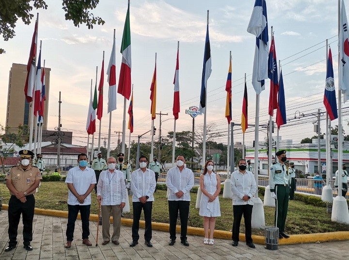 En el Día de las Américas: ceremonia de izamiento de Pabellones de países amigos en Plaza de las Banderas
