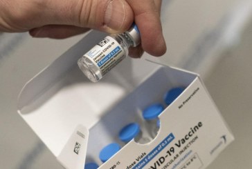 Una planta que fabrica vacunas covid causa lío a Johnson & Johnson por ‘mugrienta’