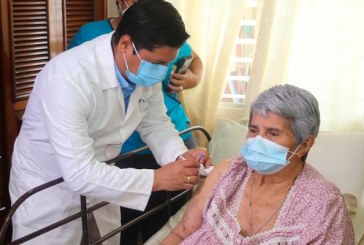 En San Pedro Sula: Adultos mayores que no pueden movilizarse también son vacunados contra la covid-19 en su casa