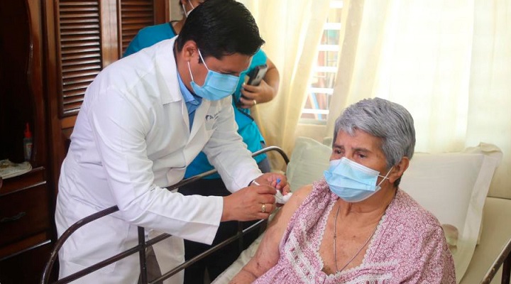 En San Pedro Sula: Adultos mayores que no pueden movilizarse también son vacunados contra la covid-19 en su casa