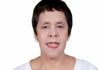 En reencuentro por los 30 años de egresados de la Escuela de Periodismo de la UNAH-VS, hacen reconocimiento a Patricia Murillo