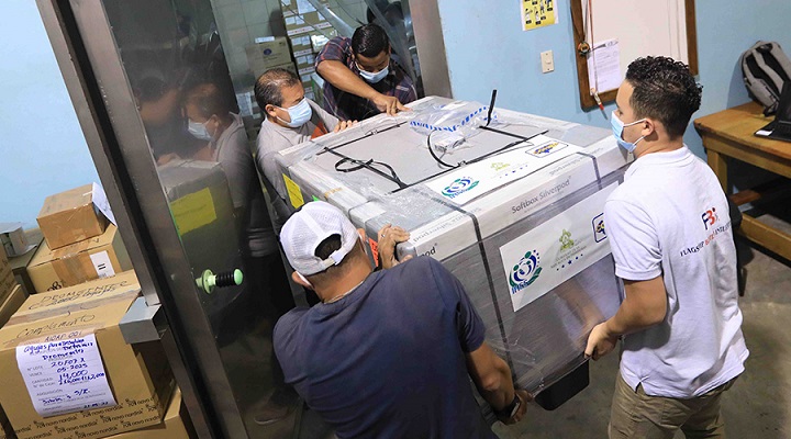 Llega primer lote de vacunas al IHSS para inocular a fuerza laboral de Honduras