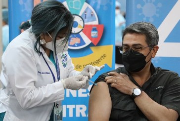 Presidente Hernández se vacuna contra la covid-19 en el IHSS