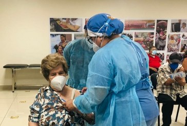 Adultos mayores de San Pedro Sula acuden masivamente a vacunarse sin temor contra la Covid-19