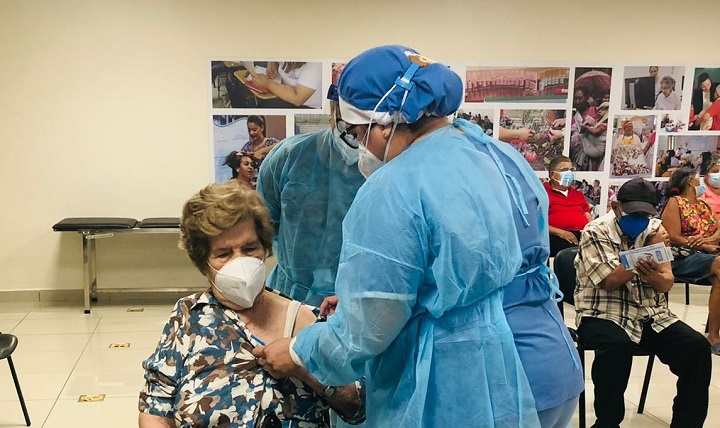Adultos mayores de San Pedro Sula acuden masivamente a vacunarse sin temor contra la Covid-19