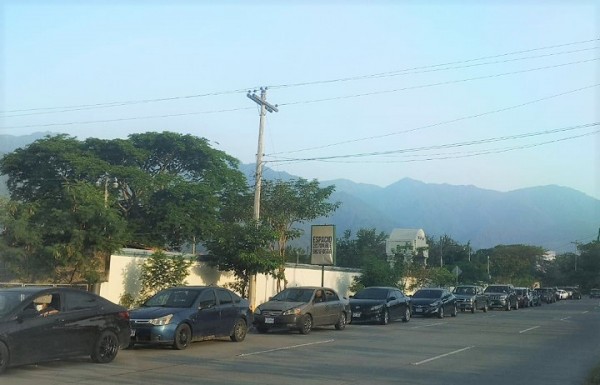 Adultos mayores de San Pedro Sula acuden masivamente a vacunarse sin temor contra la Covid-19