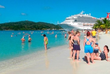 Salud e IHSS inicia en Islas de la Bahía vacunación de trabajadores del sector turístico del país