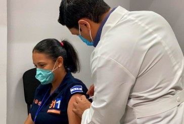 Aplican primera dosis de vacuna contra la covid-19 a miembros de los cuerpos de socorro en SPS