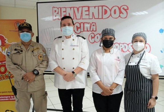 Alumnos de la Escuela de Gastronomía “Hernando Moreno” ofrecen almuerzo a miembros del Cuerpo de Bomberos