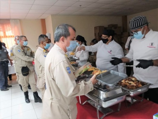 Alumnos de la Escuela de Gastronomía “Hernando Moreno” ofrecen almuerzo a miembros del Cuerpo de Bomberos