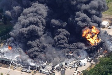 Enorme incendio en planta química cerca de Chicago obliga a evacuar un vecindario