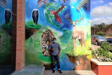 Artista hondureño realiza mural en conmemoración a becarios