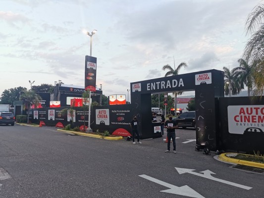 Ahora los sampedranos pueden ver su película favorita en autocinema