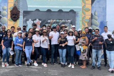 Productos catrachos expuestos en primera Feria de emprendedores en Los Ángeles capta la atención de los clientes