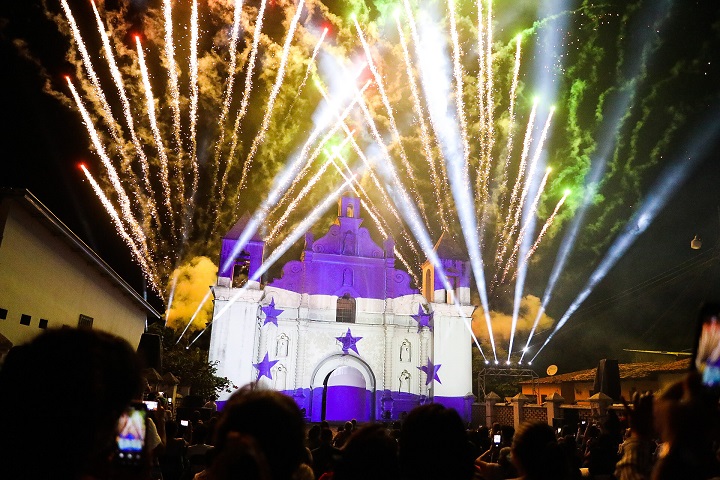Exaltan riqueza natural y diversidad cultural catracha en video mapping edición Bicentenario