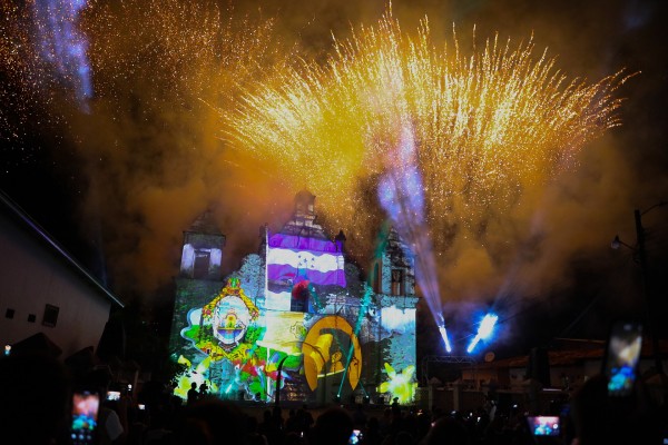 Exaltan riqueza natural y diversidad cultural catracha en video mapping edición Bicentenario