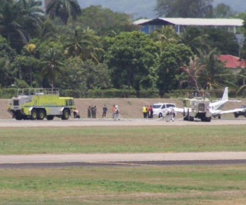 Aeronave con fallas su tren delantero aterriza de emergencia en aeropuerto sampedrano 