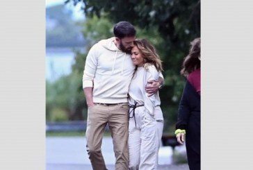 Captan a JLo y Ben Affleck dando una caminata en los Hamptons con un look poco usual