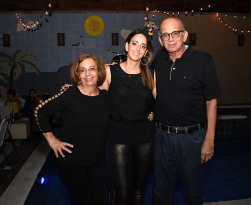 Margarita Kawas de Tejada con su hija Andrea y su esposo Roberto Tejada
