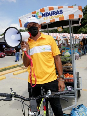 Emprendedores del departamento Cortés reciben carritos para impulsar sus negocios