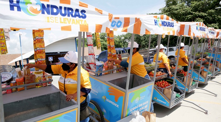 Emprendedores del departamento Cortés reciben carritos para impulsar sus negocios