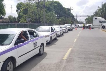 Salud vacuna contra la covid-19 a trabajadores del transporte en Puerto Cortés