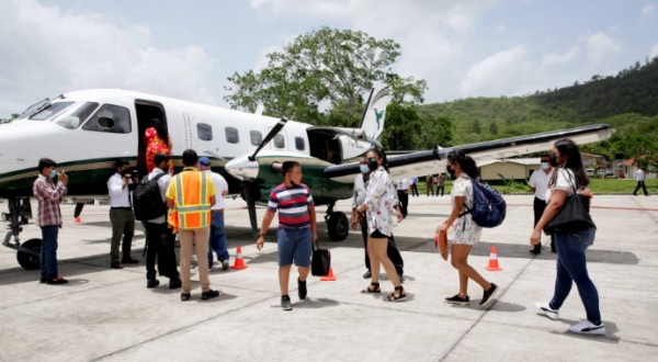 "Yo creo en la industria del turismo", afirma presidente Hernández al inaugurar vuelo Catacamas-Guanaja