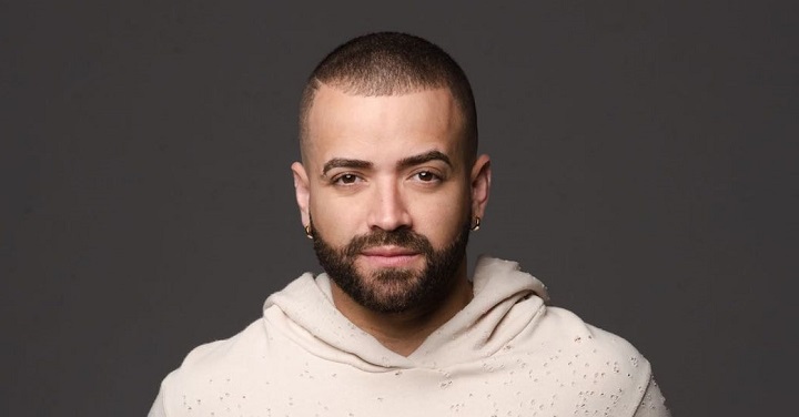 El cantante Nacho presenta su nueva línea de zapatos deportivos y le llueven las criticas