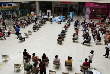 Capitalinos acuden masivamente a vacunarse para protegerse contra la covid-19