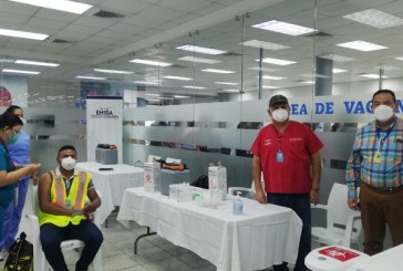 Inician jornada de vacunación para inmunizar contra la covid-19 al personal del aeropuerto de SPS