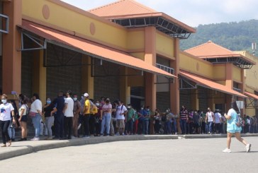 Niños mayores de 12 años abarrotan puesto de vacunación en central de buses de SPS