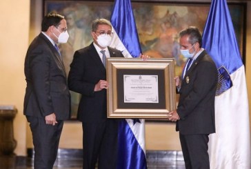 Presidente Hernández condecora a representante del BID en reconocimiento a su apoyo a Honduras