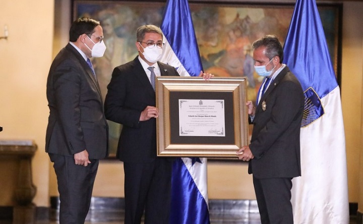 Presidente Hernández condecora a representante del BID en reconocimiento a su apoyo a Honduras