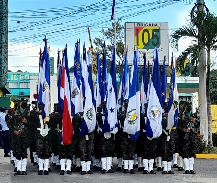 Con desfile cívico militar celebran sampedranos los 200 años de Independencia
