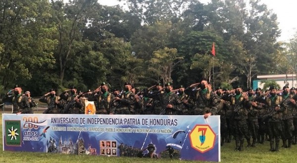Con desfile cívico militar celebran sampedranos los 200 años de Independencia