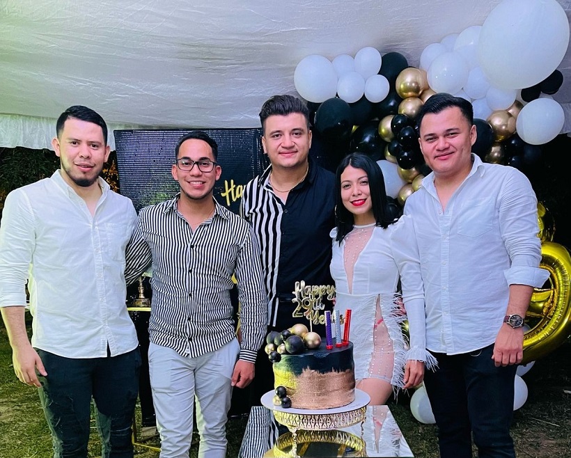 Alegre celebración de cumpleaños en honor a Alexander Enamorado