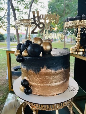 Alegre celebración de cumpleaños en honor a Alexander Enamorado