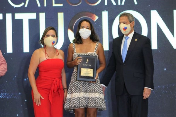 Hotel San Lucas y ambientalista Lloyd Davidson ganan Premios Copán Bicentenario